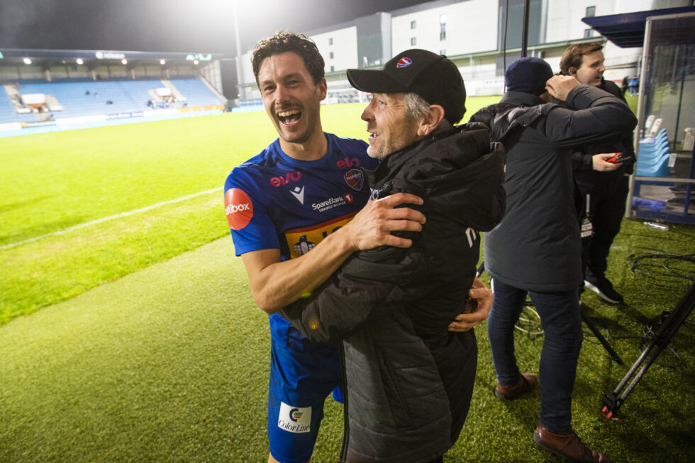 Fredrik Pålerud jubler etter å ha avsluttet sesongen med 2-2 mot Haugesund, og samtidig sikret seg en siste sjanse for Eliteserien til neste år.