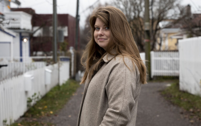 Til venstre kan man se Solør-Odal kvinnebunaden som ble godkjent i 1958. Til høyre kan man se Solør-Odal kvinnebunaden som ble rekonstruert og sto ferdig i 2015.