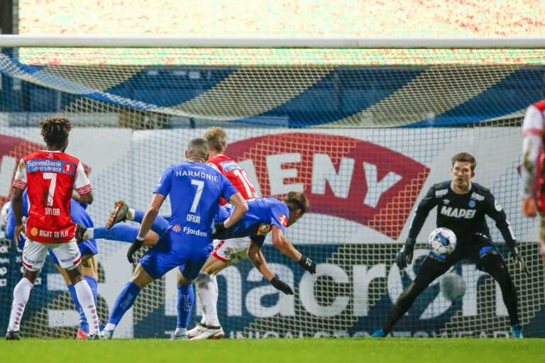Sandefjords Albin Winbo setter inn 2-0 scoringen under kvalifiseringskampen til Eliteserien i fotball mellom Sandefjord og Kongsvinger på Release Arena i Sandefjord.