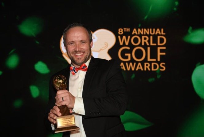 Daniel Larsson, daglig leder for Kongsvingers Golfklubb, er stolt over at Liermoen ble kåret til landets beste bane. Her fra prisutdelingen i fjor.