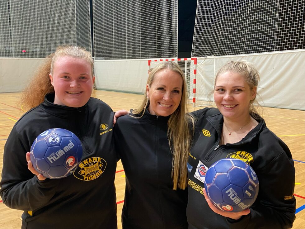 Trioen, (f. v.) Sara Gregersen Hoel , trener Nina Tomteberget og Jeanette Smedtorp, skal representere representere Norge under Special Olympic World Games 2023