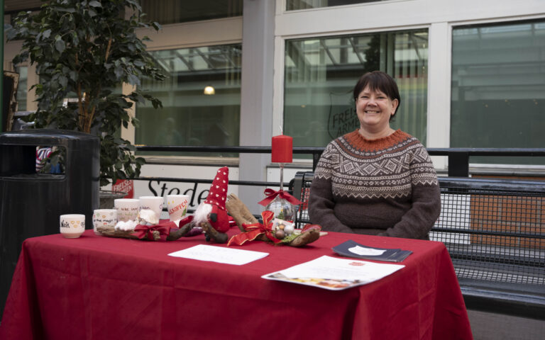 Årets julemarked var et prøveprosjekt, men Frelsesarmeen var fornøyde. Avbildet: Monika Skaalerud.