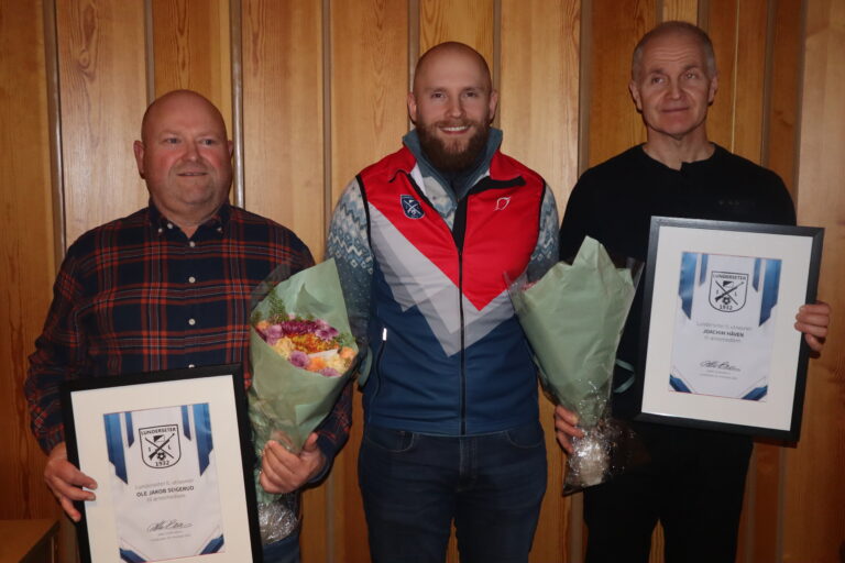 Ole Jacob Seigerud og Joachim Håven ble utnevnt til æresmedlemmer i Lundersæter IL søndag kveld. Petter Berg, leder i Idrettslaget i midten overleverte diplom og blomster til de to ildsjelene. Roar Sætaberget som ikke var til stede på arrangement ble også utnevnt til æresmedlem
