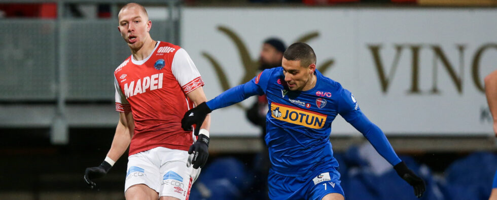 Kongsvingers Fredrik Holmé og Sandefjords Mohamed Ofkir under kvalifiseringskampen til Eliteserien 2023 mellom Kongsvinger og Sandefjord på Gjemselund stadion.