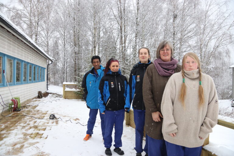 Kaldt og friskt, men smilet er fortsatt påskrudd hos de ansatte ved Møteplassen Dagsenter for helt ny veranda. Abubkr Nur (t.v), Helene Oppegaard, Mari Karlsen, Eva Radford og Jessica Berg.