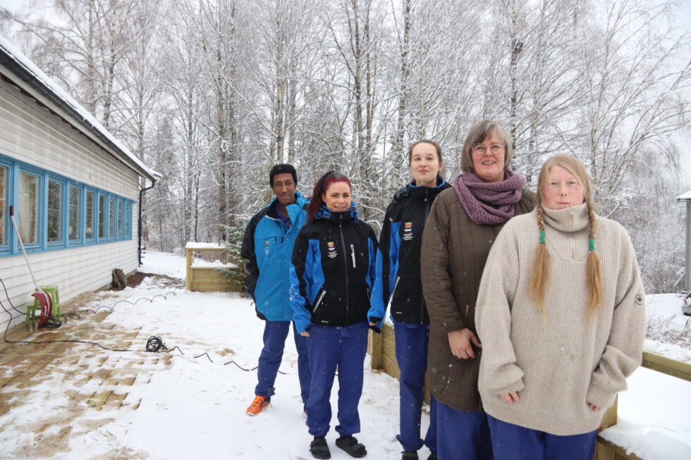 Kaldt og friskt, men smilet er fortsatt påskrudd hos de ansatte ved Møteplassen Dagsenter for helt ny veranda. Abubkr Nur (t.v), Helene Oppegaard, Mari Karlsen, Eva Radford og Jessica Berg.