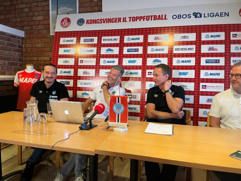 Vegard Hansen på Gjemselund i lag med kommunikasjonsansvarlig Stein-Erik Stormoen (t.v.), KIL-sjef Espen Nystuen og styreleder Vegard Herlyng.