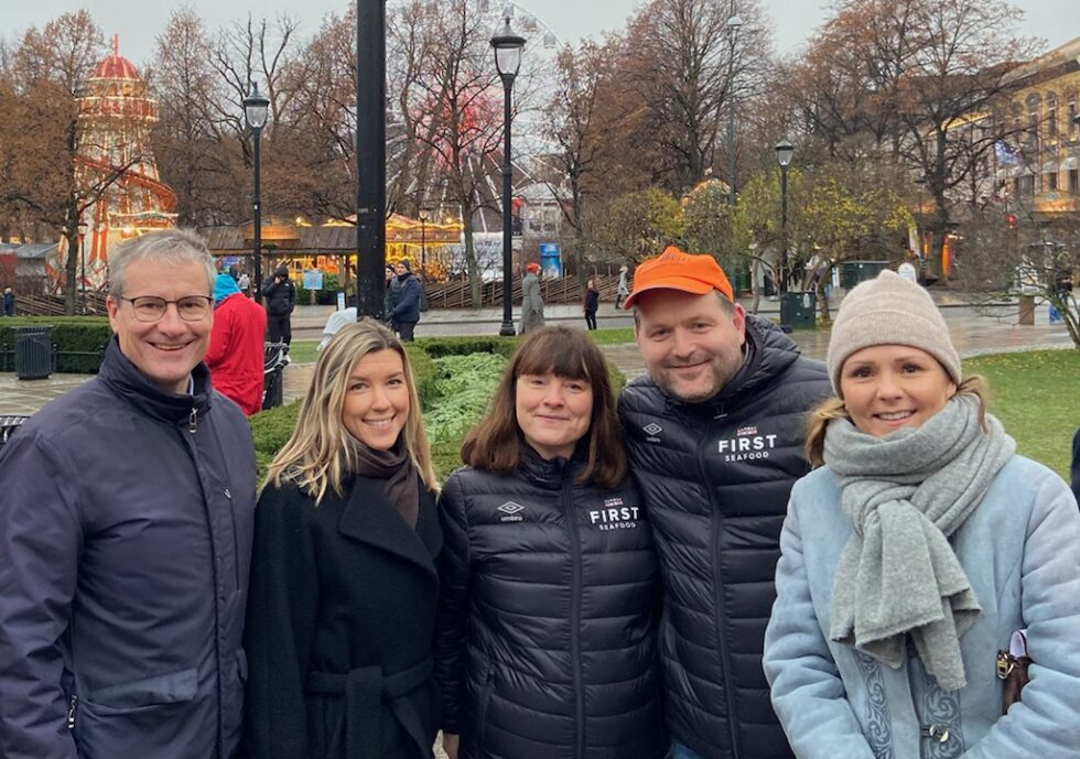 Høyres stortingsrepresentanter Olve Grotle (f.v.), Anna Irene Molberg og Linda Helleland støttet ordfører Eli Wathne og First Seafood-sjef Andreas Sundnes under demonstrasjonen foran stortinget.