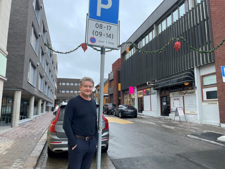 Daglig leder i Byen Vår, Uno Arnesen, ønsker sårt å beholde en time gratis parkering.