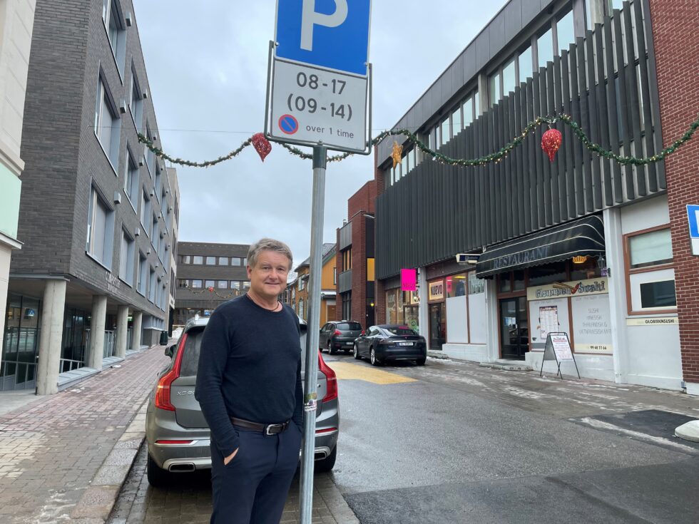 Daglig leder i Byen Vår, Uno Arnesen, ønsker sårt å beholde en time gratis parkering.