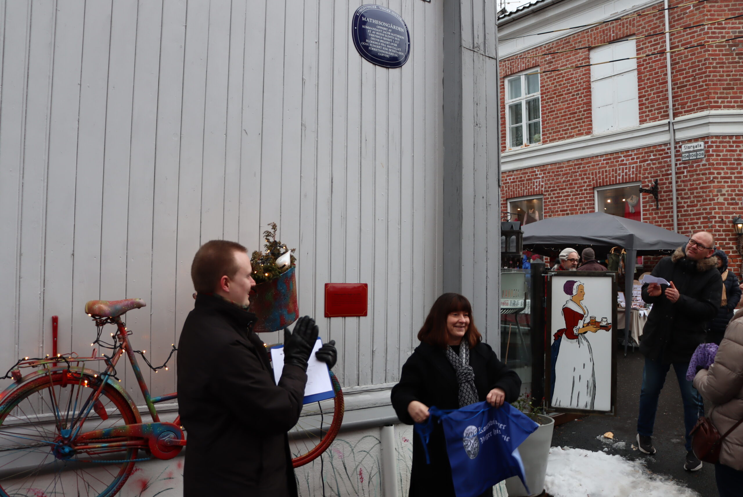 Oskar Aanmoen og ordfører Eli Wathne under avduking.