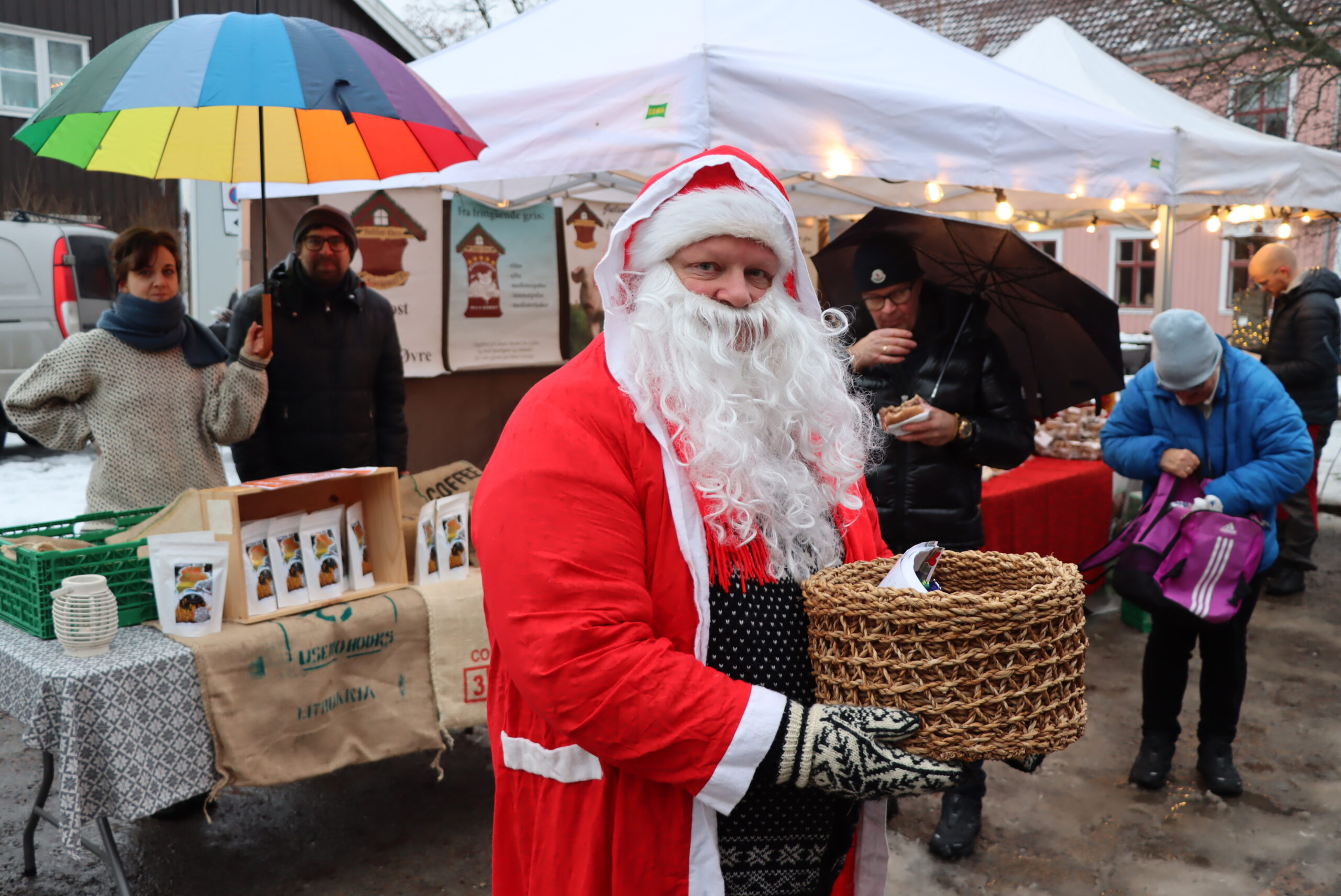 Julemarkedet er en årlig tradisjon. Nissen Stian Fossum delte ut godteri til alle.