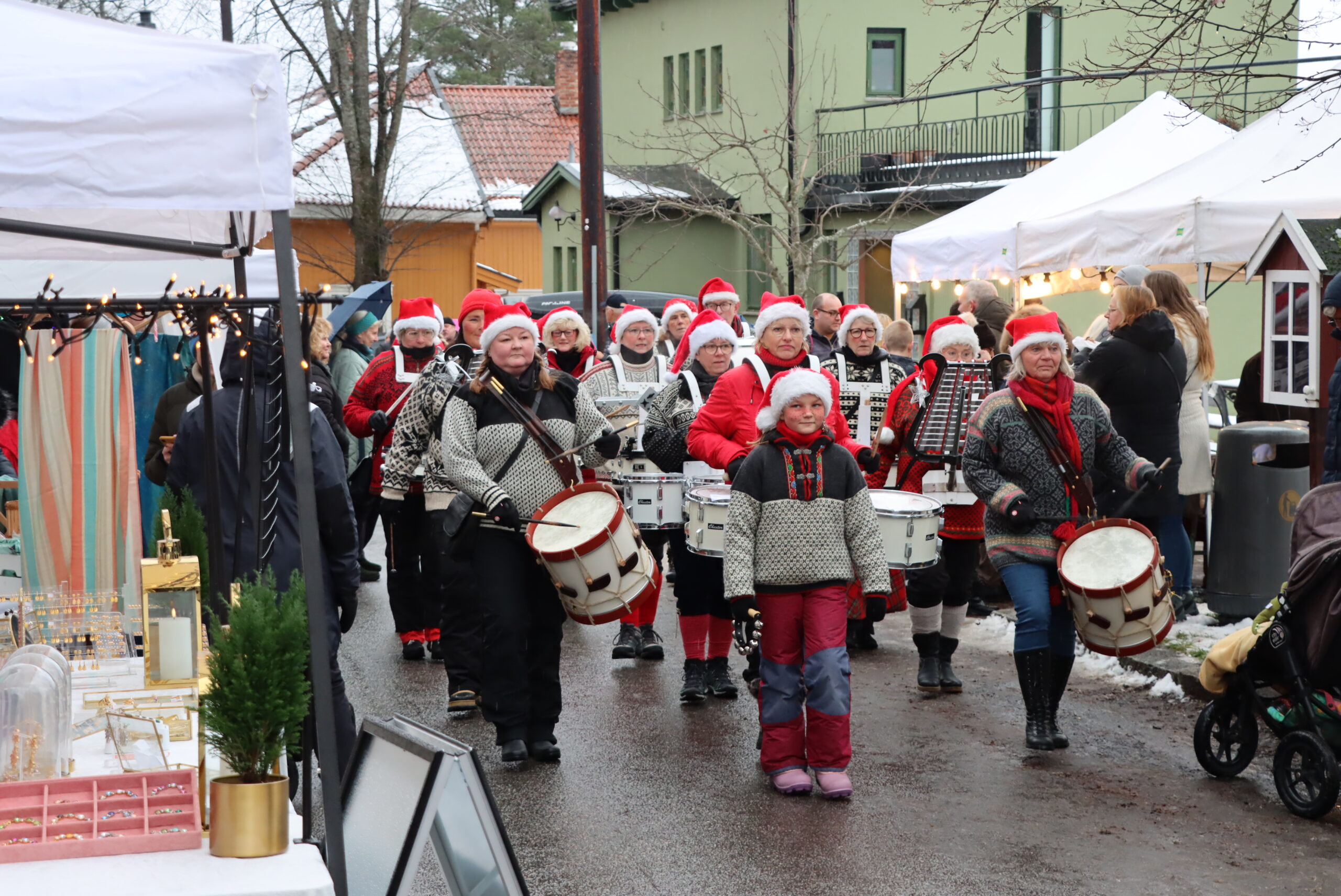 Drum Ladies spiller opp.
