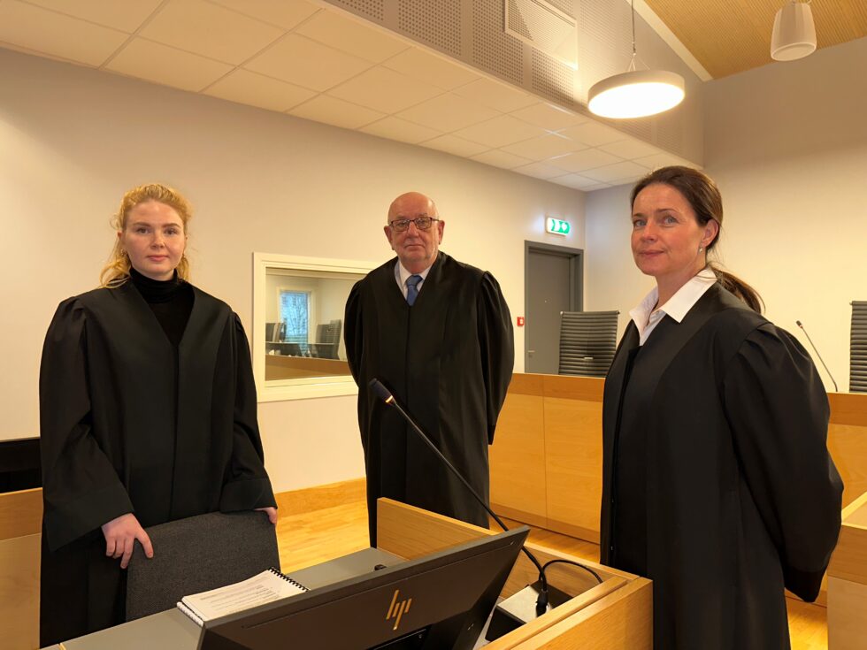 Advokat Arne Ovlien er bistandsadvokat for 15-åringen som er fornærmet i overgrepssaken. Politiadvokat Anja Ruud (til venstre) aktorerer saken, mens tiltalte forsvares av advokat Iren C. Johnsen.