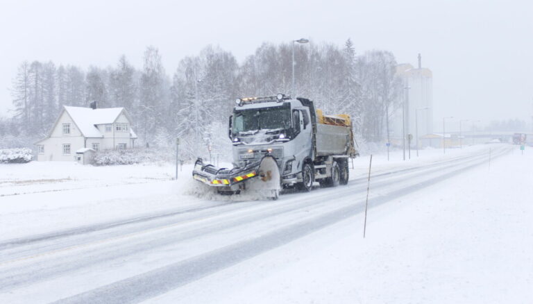 Plogen hektet tak og føreren av brøytebilen kunne ikke unngå å havne i grøfta.