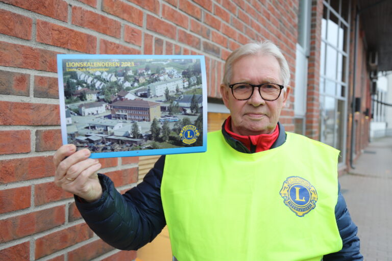 Bjørn Aasum, president i Lions Club Kongsvinger, håper mange støtter organisasjonen og kjøper neste års kalender.