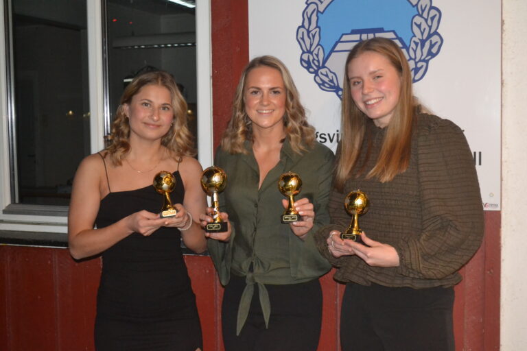 Prisdryss for Kaja Brendengen Rosenlund (t.v), Emma Lien Håpnes og Frida Stangnes Grønhella.