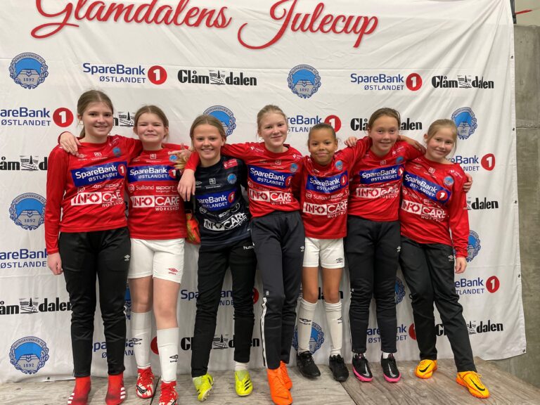KIL jenter 2011 storkoser seg på julecup.