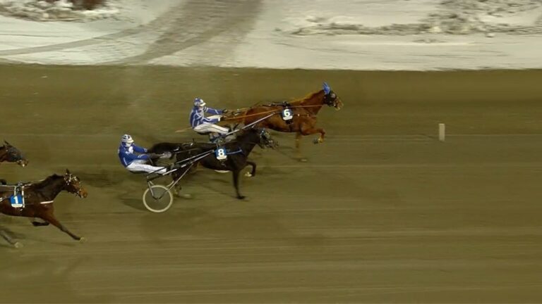 Her passerer kusk Ole Johan Østre, og kongsvinger-hesten, Cabron målstreken som nummer 1 under Norrlands Eliteserie.