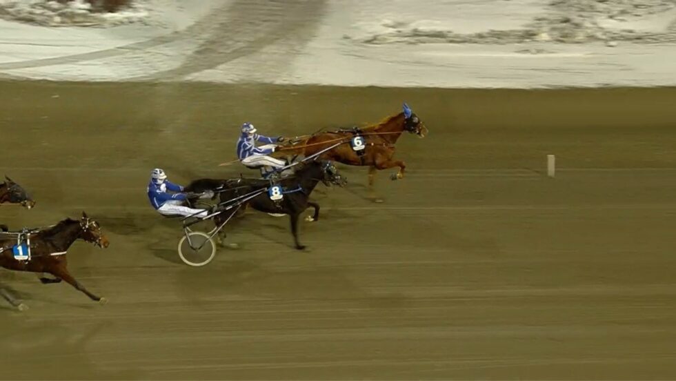 Her passerer kusk Ole Johan Østre, og kongsvinger-hesten, Cabron målstreken som nummer 1 under Norrlands Eliteserie.