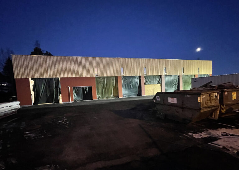 Det er full strid mellom kommunen og bygningsentreprenøren om den nye brannstasjonen. Entreprenøren har klaget på hevingen av kontrakten.