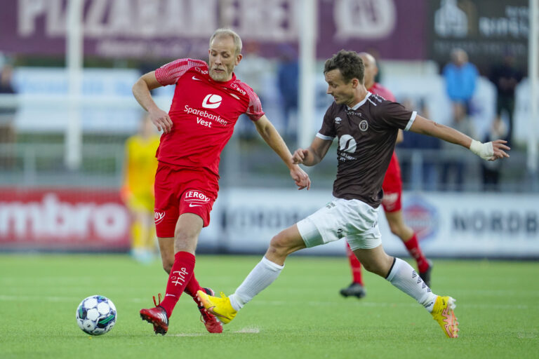 Branns Vegard Leikvoll Moberg (t.v.) og Mjøndalens Ole Amund Sveen under fotballkampen 1. divisjon mellom Mjøndalen og Brann på Mjøndalen stadion i Mjøndalen.