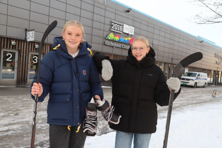 Selma Bjerknes (t.v.) og Emma Fladmo stortrives på Lillehammer hvor de går på NTG.