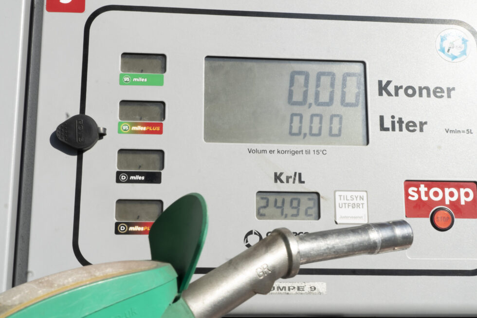 Pumpeprisen på drivstoff har steget til over 24 kr pr. liter. Diesel er dyrere enn bensin.