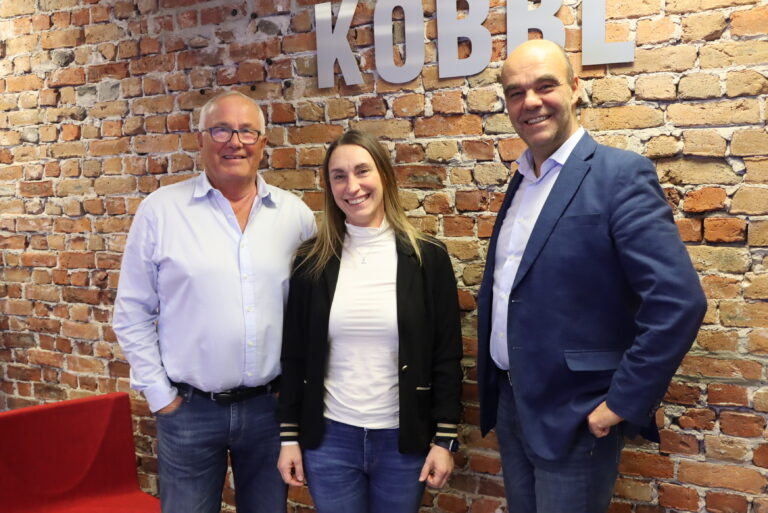 Styreleder i KOBBL Leif Næss (t.v.), daglig leder i Bovieran Jessica Bergstrøm og administrerende direktør i KOBBL Odd Henning Dypvik har informert kjøperne på Bovieran at boligene tas av markedet på ubestemt tid, men de er helt sikre på det vil bli en realisering.