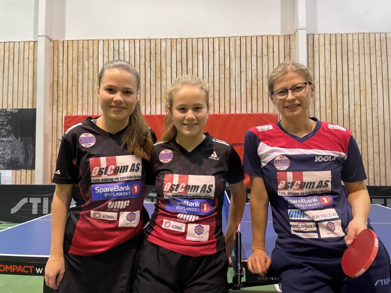 Pettersen Kvinge-søstrene Martine (18) (t.v) og Maja (13) sammen med veteran og rollemodell, Ieva Juceviciute utgjør damelaget til Kobra btk. På laget finner man også Beate Haraldseid (14) som dessverre var syk under serierunden.