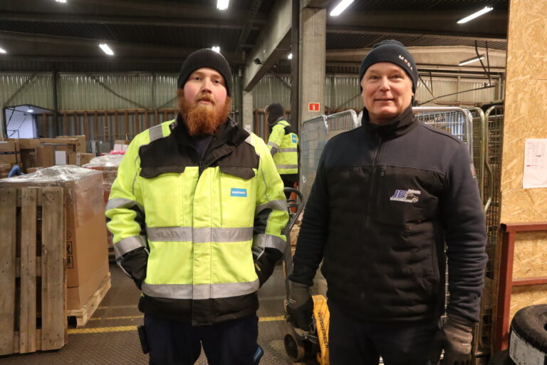 Det er travle dager hos Vinger Transportservice AS om dagen. Daglig leder Frank Engh og hans kolleger sørger for at alle PostNord-kunder i Glåmdalsdistriktet får pakkene sine før jul.