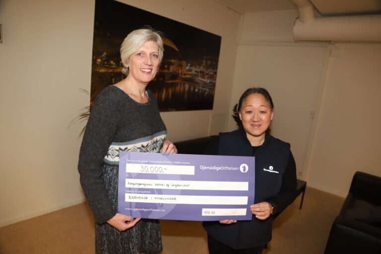 Stine Engen (t.v.) var veldig glad for overraskelsen fra Gjensidigestiftelsen som ble overrakt av Jannicke Stenberg Mykkestue.