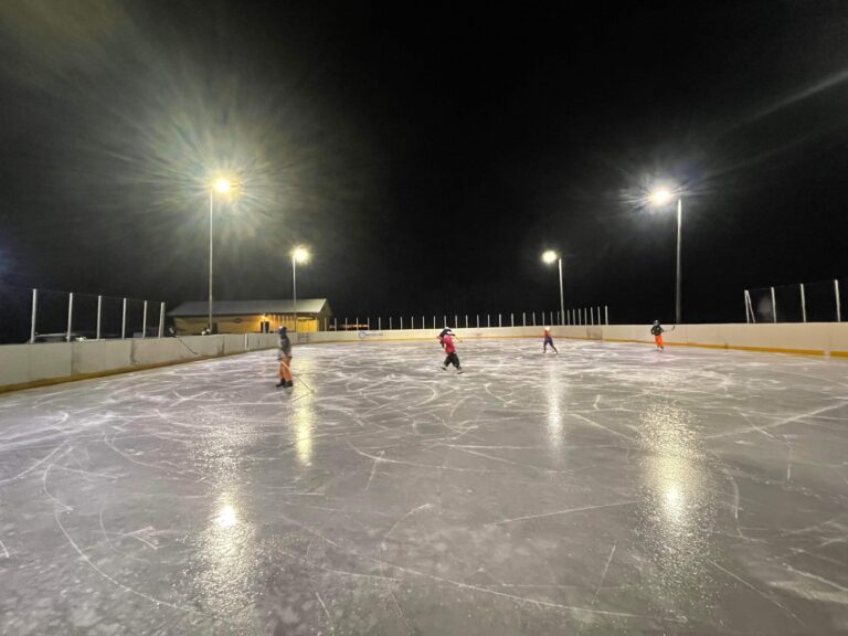 Skøytebanen på Braneplassen har fått både ny rink og nye lyskastere