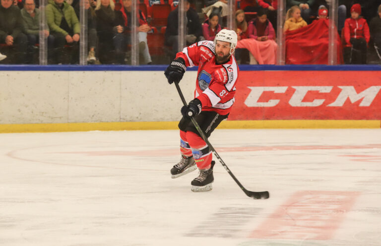 Spillende trener Lars Erik Hesbråten ble matchvinner da han avgjorde mot Narvik like før slutt.