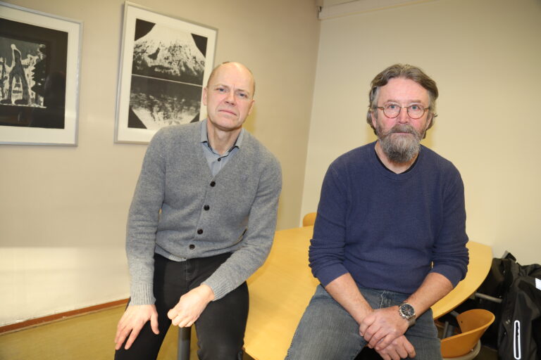 Kommunalsjef Rune Lund (t.v.) og enhetsleder Uno Frivoll avventer informasjon fra bobestyrer etter at Jørgensen Entreprenør begjærer oppbud.