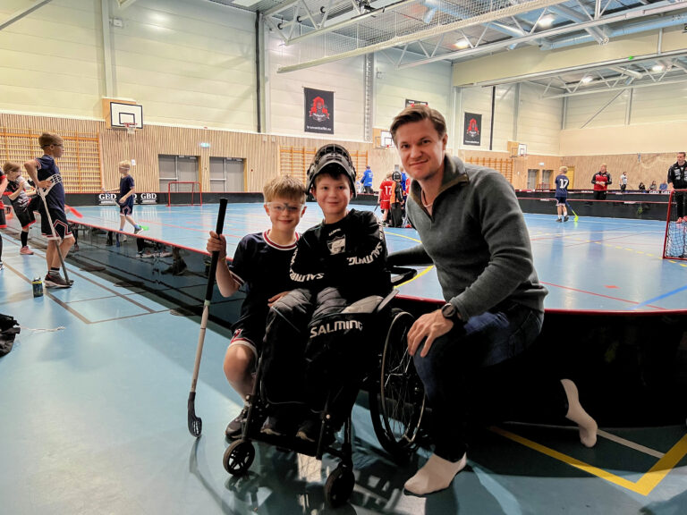Lillebror Kaspian (t.v) og Kornelius Smeby-Ryen på minirunde i Brumunddal sammen med far Kai Olav.