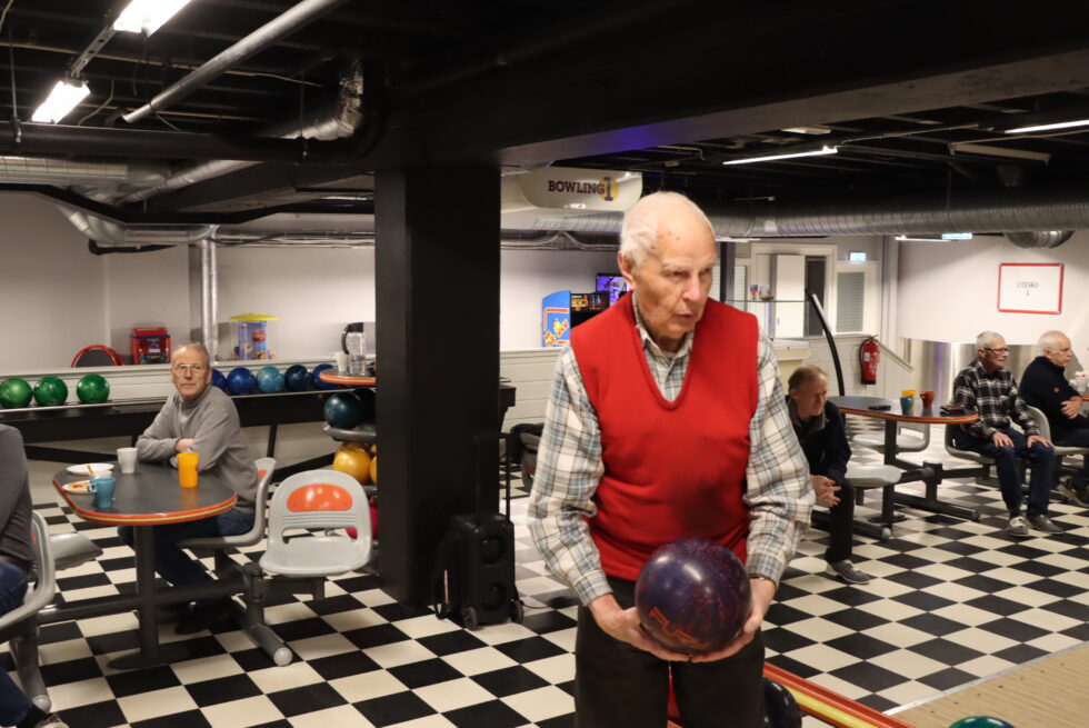 To ganger i uka er det seniorbowling på Bowling 1. Ivar Skasdammen gjør seg klar til sin første strike for dagen.
