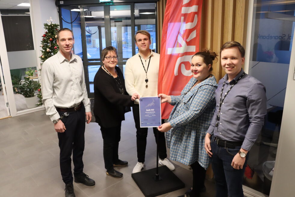 Aktiv Eiendomsmegling Kongsvinger er en av 11 bedrifter som vokser raskt. Gaselle-diplomet blir fin veggpryd for Kjetil Bekkevold (t.v.), Edel Mikkelsen, Marcus Møllhaug Buringrud, Ida Christine Nymoen og Nicolai Bratås.