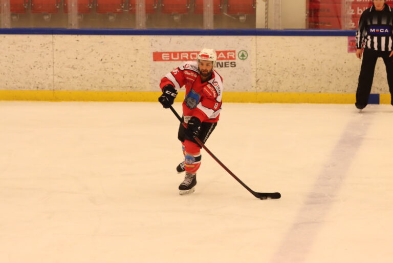 Lars Erik Hesbråten og resten av hockeygutta fikk seg en nedtur i deres siste kamp før årsskifte.