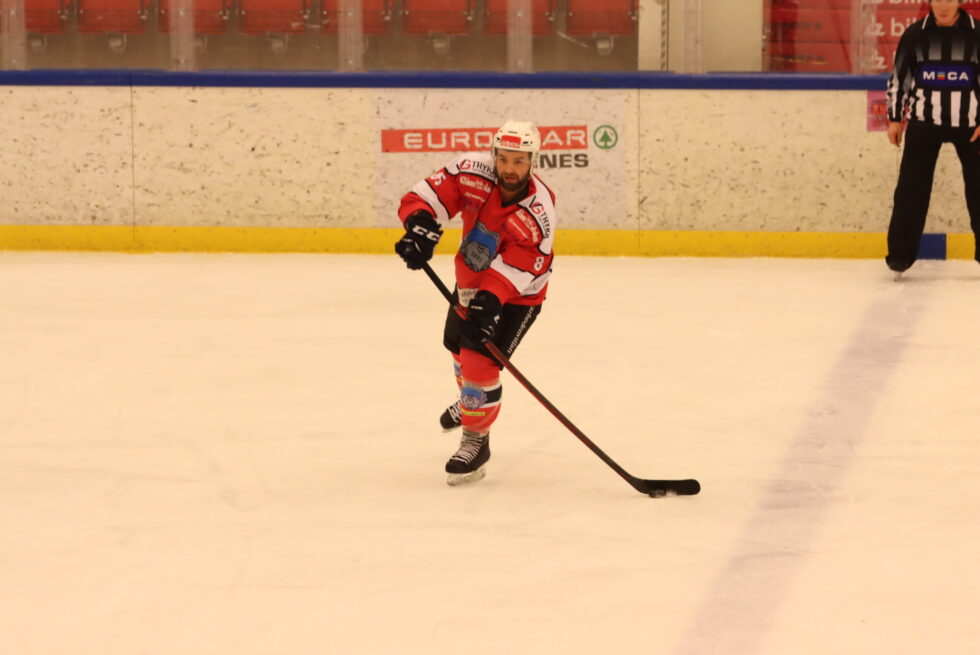 Lars Erik Hesbråten og resten av hockeygutta fikk seg en nedtur i deres siste kamp før årsskifte.