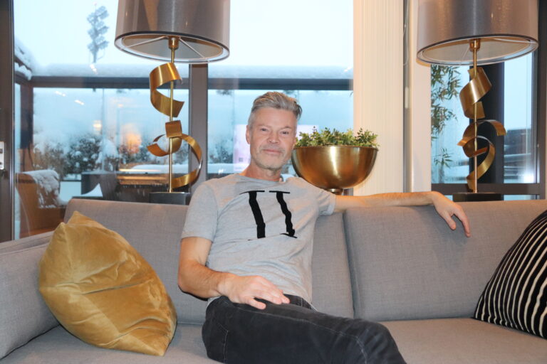 Vegard Hansen forteller at han har fått flere bud på leiligheten, men tror han takker nei. Han forteller at det er godt å ha et sted å være når han skal besøke familie.