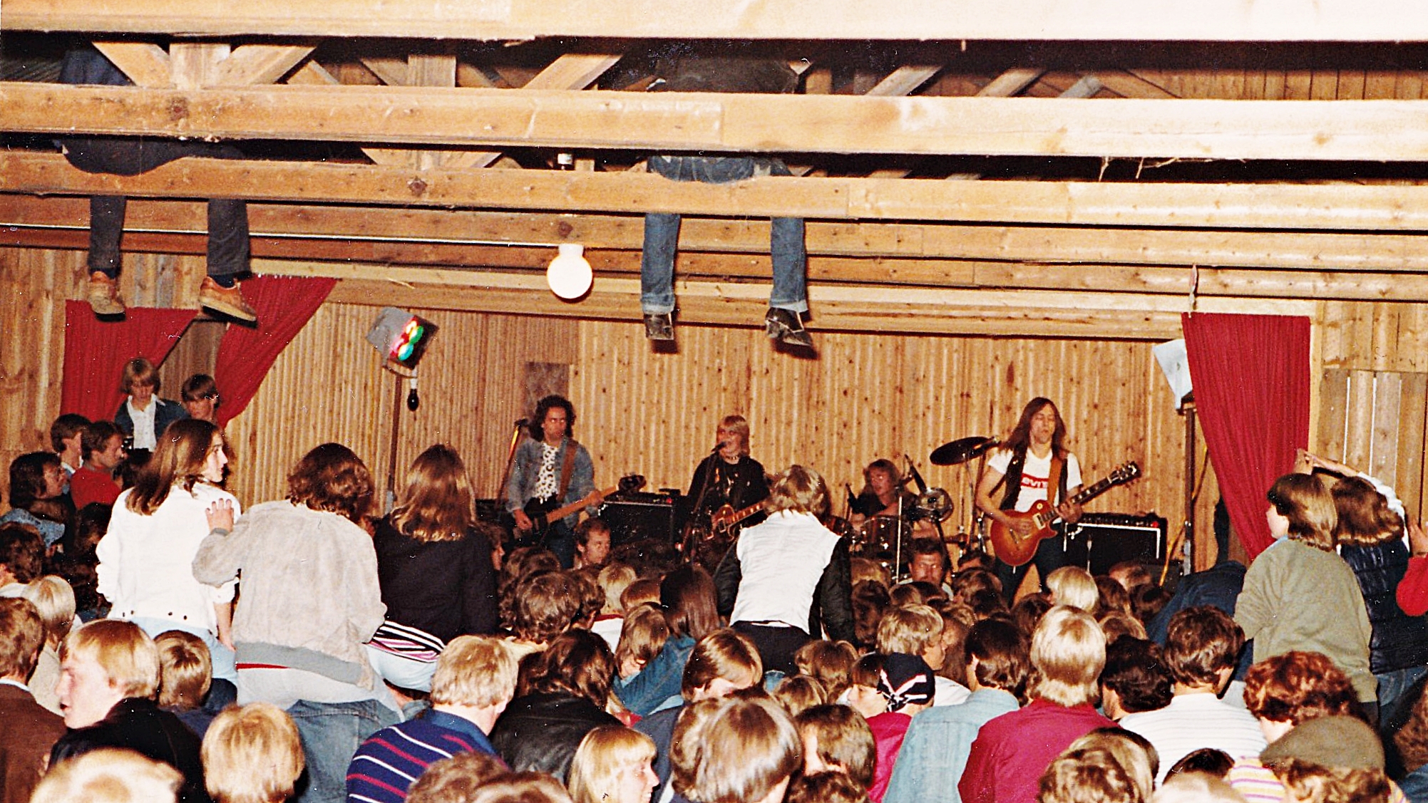 Da Jannicke spilte i Bergkollparken var det fullt og publikum satt til og med oppunder takstolene for å få med seg konserten.