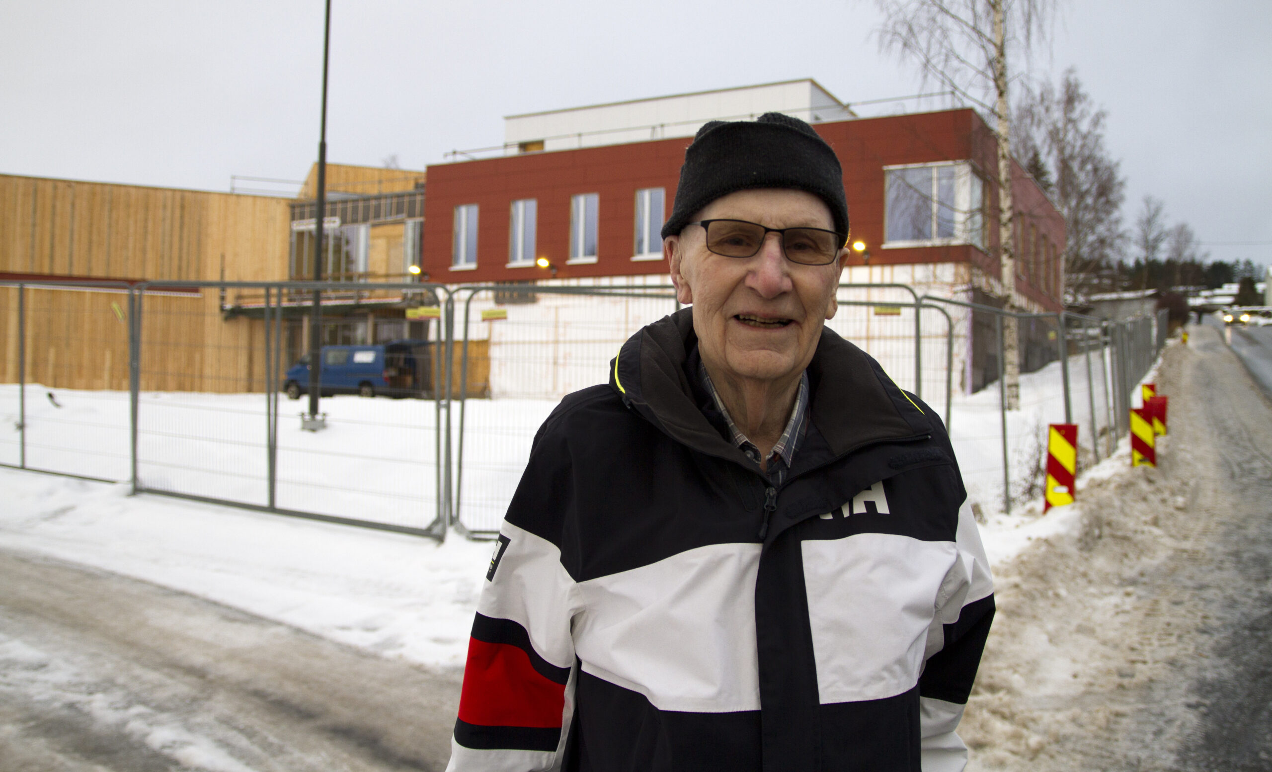 Jan Bolsgård flyttet til Kongsvinger i 1965 og begynte å jobbe som bilsakkyndig. Han fikk mange fine år i bygget som ble revet i 2020. Her foran den nye brannstasjonen.