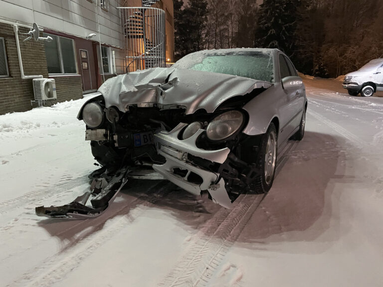 Bilen fikk en skikkelig smell i møtet med containeren, og airbag er utløst.