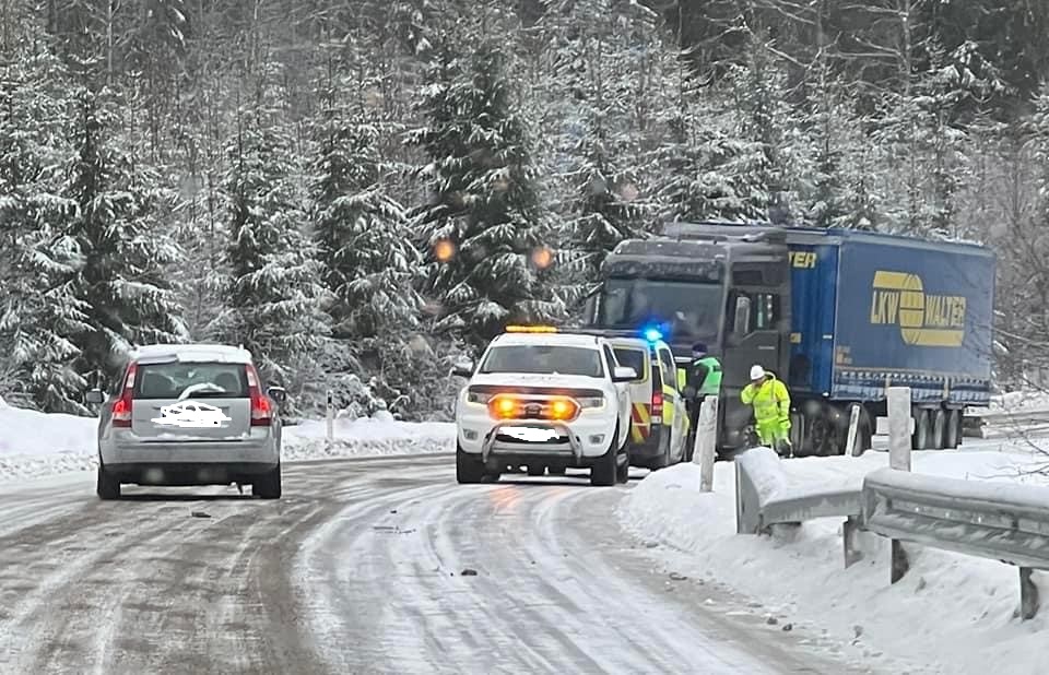Lastebilen kom seg ikke opp bakken på glattisen. Veien skal nå være strødd.