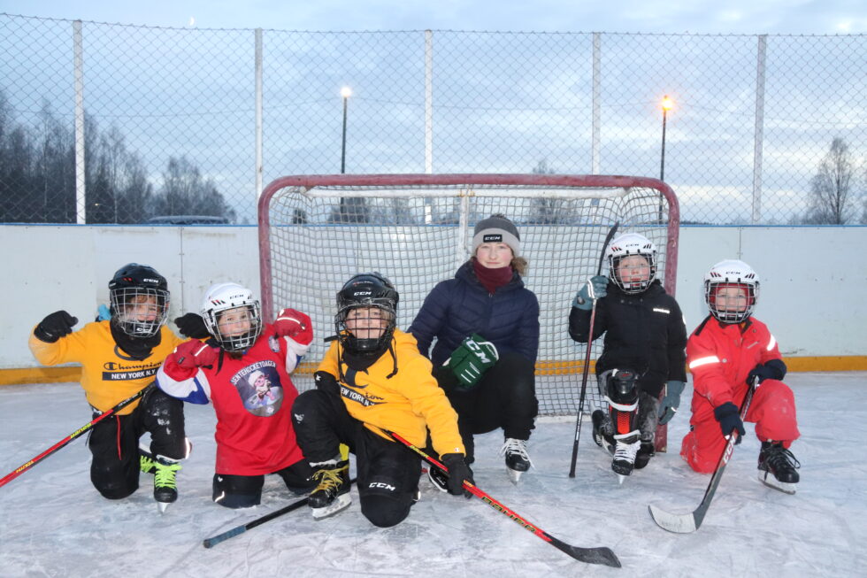 Ylva (t.v), Mille, Noah, Kajsa, Ludvig, og Odin var på isbanen fra tidlig til sent.