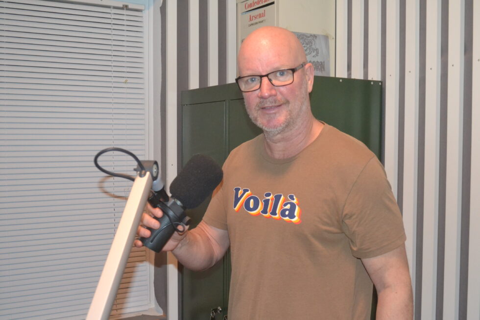Johan Hammarström er ute med ny musikk. Nå er det litt mer rocka enn tidligere, forteller han.