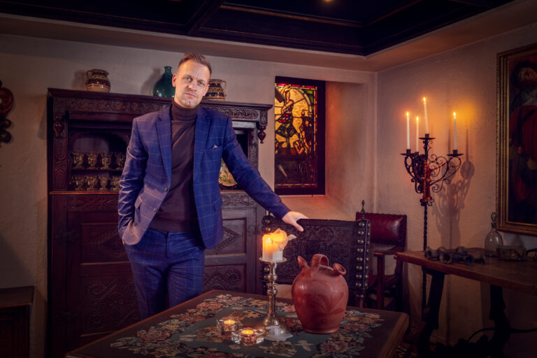 Mads Hansen er programleder for den populære TV 2-serien Forræder.