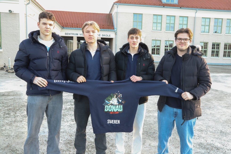 Max Sevland Tuhus (f.v.), Marius Sværen, Adrian Høglund og Finn Walmann har fått mye hets etter at Subjekt skrev om navnevalget. Etter å ha sett logoen og fått vite bakgrunnen for navnevalget, har kritikerne snudd.