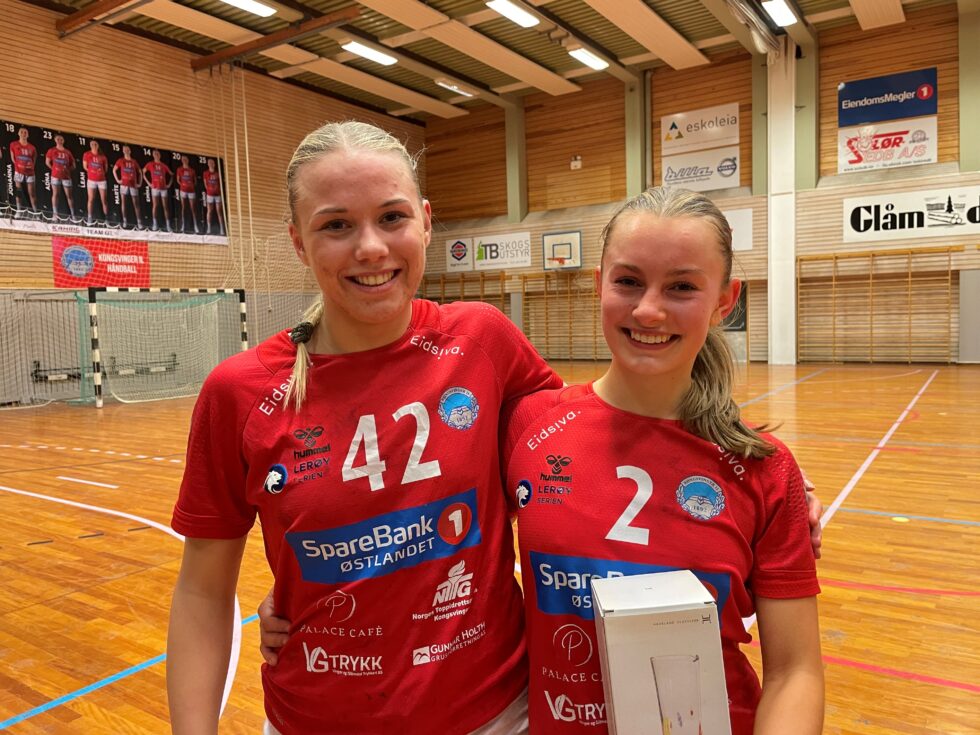 Maylene Søilen Torhov (t.v) og banens beste Marthe Østvold Skeie er stolte av laget under lørdagens seier mot Elverum.